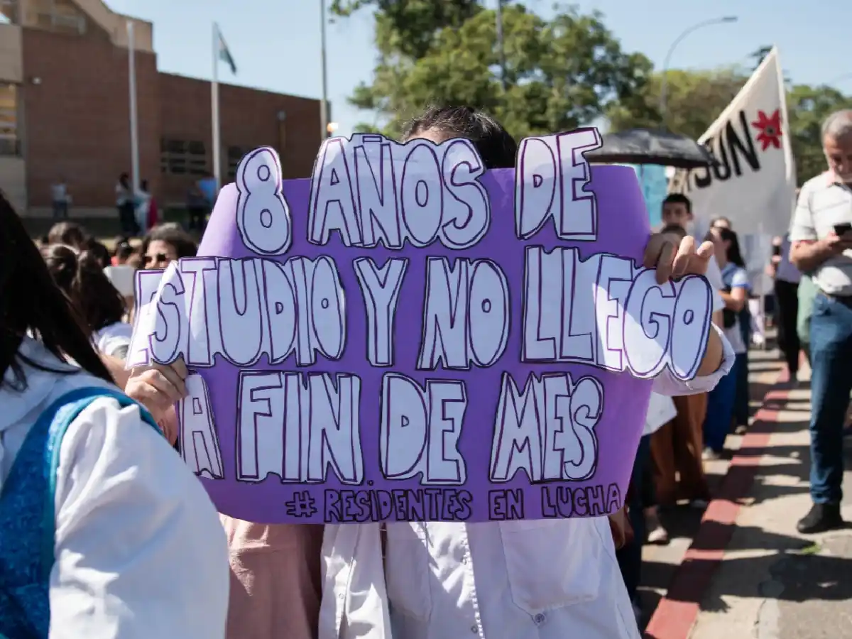 Trabajadores de la salud se movilizan en reclamo de mejoras en sus condiciones laborales