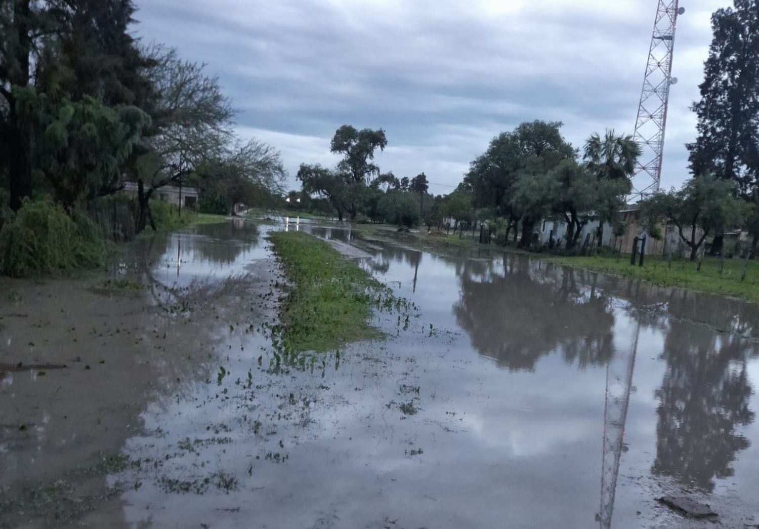 "Tenemos gente que le ha entrado agua en sus viviendas, el tema es si no siga lloviendo, dependemos de eso”, dijo Franco Huber, interventor de la Comuna de Cañada Ombú.