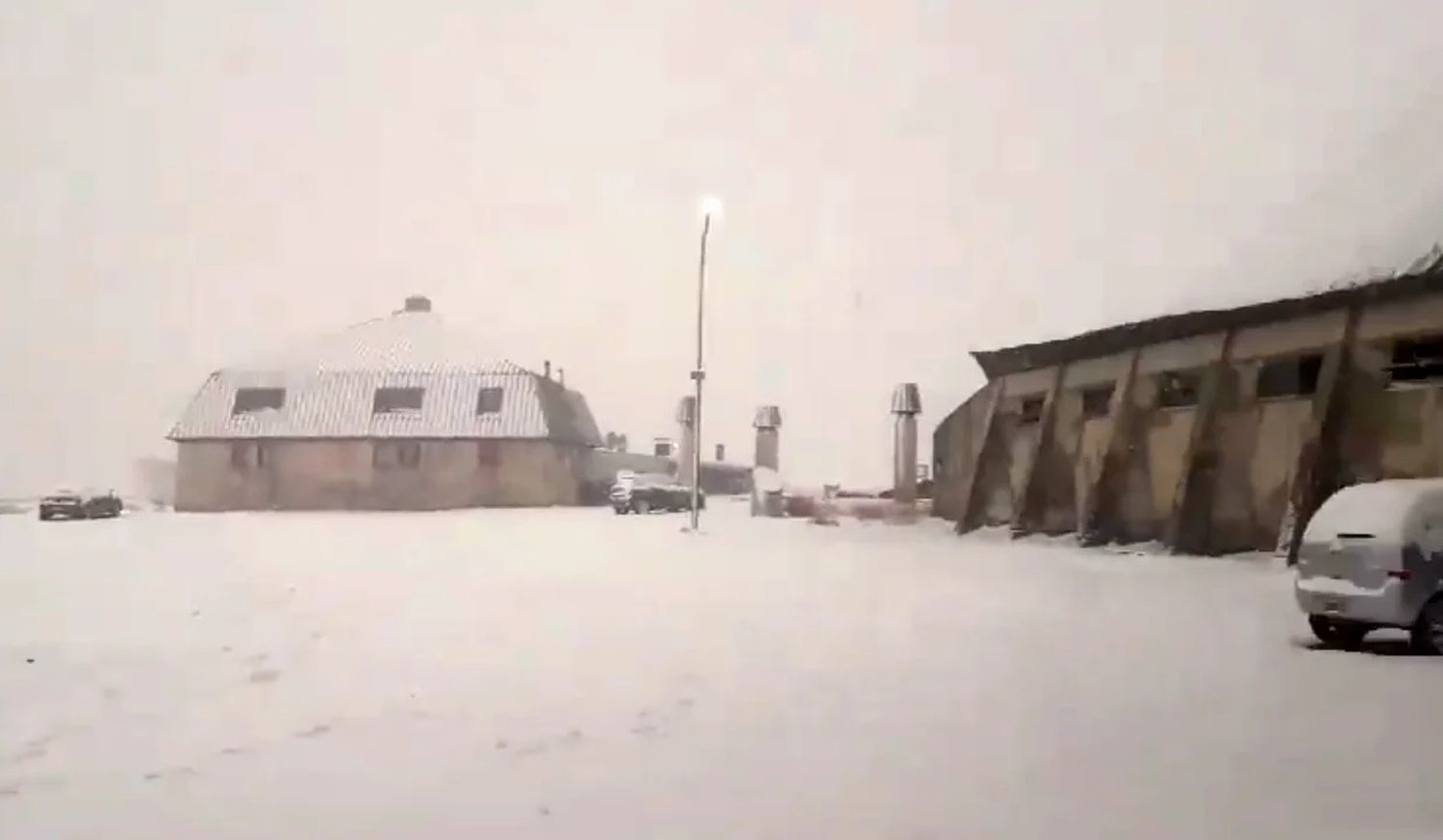 La nieve complica el paso por el Cristo Redentor, que fue cerrado de manera preventiva.