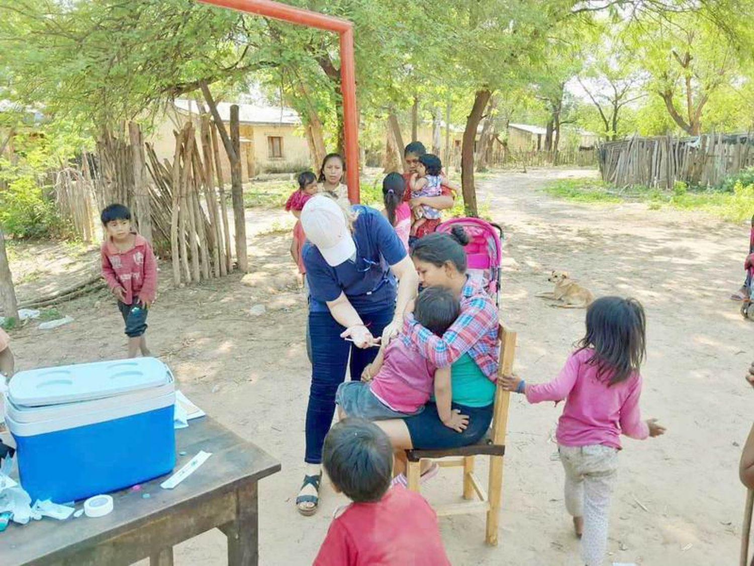 En los barrios de Ingeniero Juárez aplican 
casa por casa las vacunas de Calendario