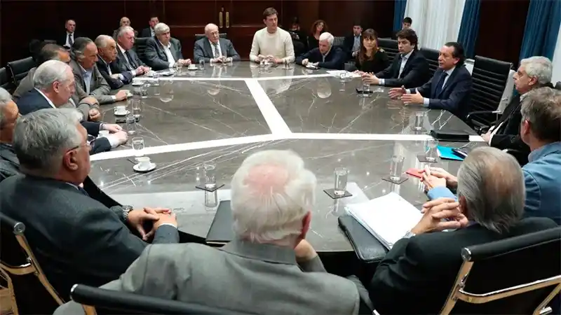 Confirman que acordaron el pago de un bono de $5 mil a trabajadores privados