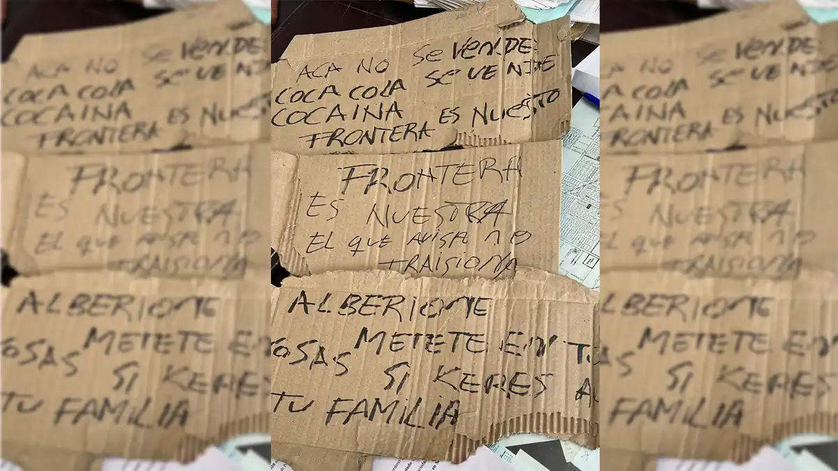 Los cartones tienen mensajes con sello narco.