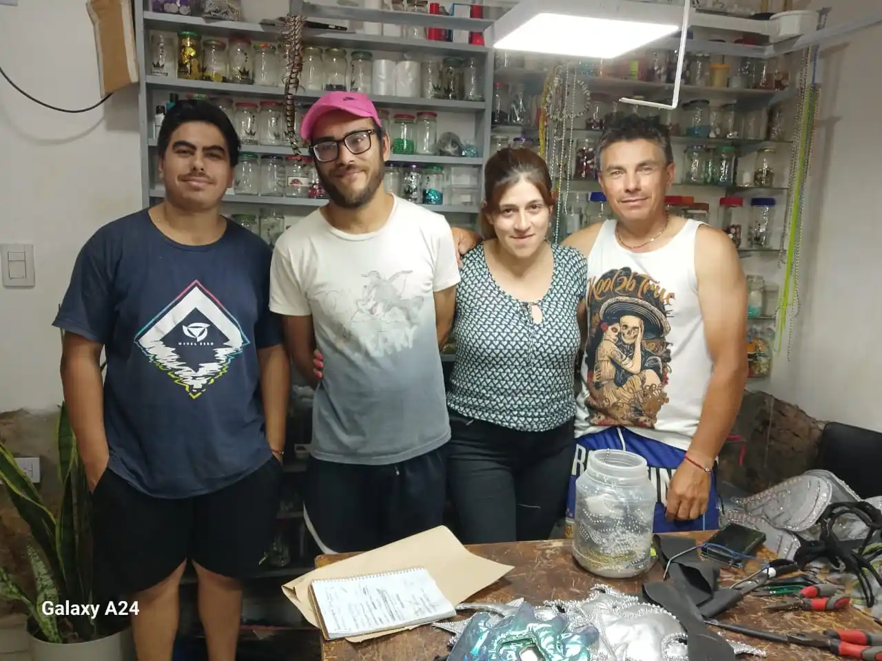 Algunos de los integrantes del taller de espaldares y tocados de K´Rumbay 2025-