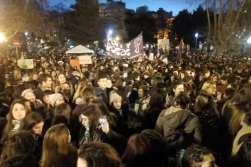 Aborto: manifestantes a favor y en contra siguieron el debate afuera del Congreso