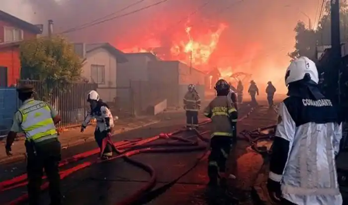 ¡BOMBARDEAN CON AGUA! En Chile decretan catástrofe comunal tras incendio que arrasó con varias casas