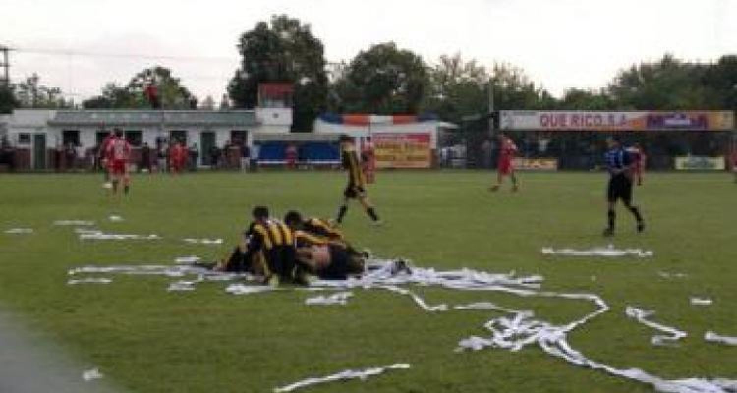 Mitre cayó y perdió el invicto