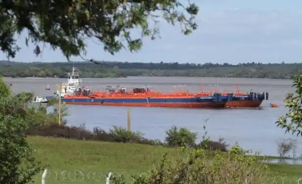 Importante derrame de combustible en el río Uruguay