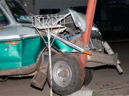 Urdinarrain: Una camioneta se incrustó contra una luminaria