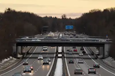 Alemania: detuvieron a un hombre por tener relaciones sexuales con su novia a más de 140 km/h