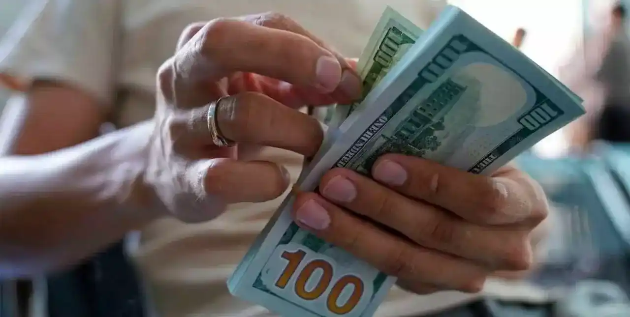 Segunda caída consecutiva del dólar “blue”: a cuánto se vende este jueves