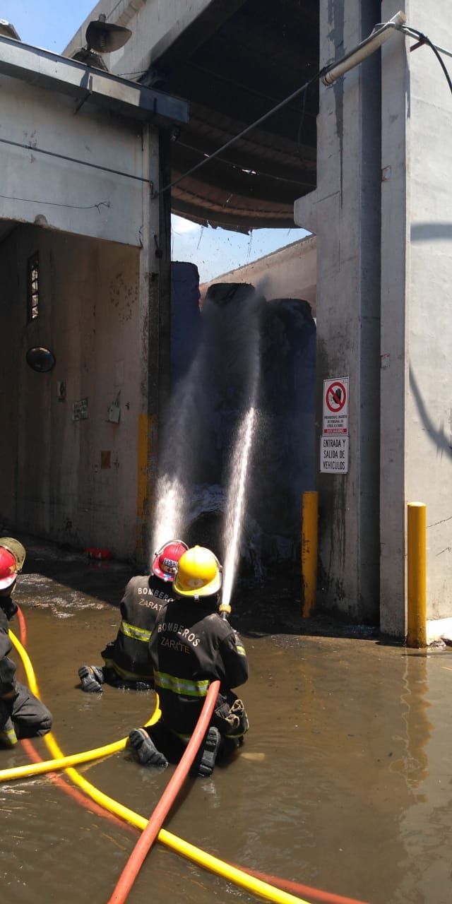 Zárate: Incendio en depósito de una papelera de Lima
