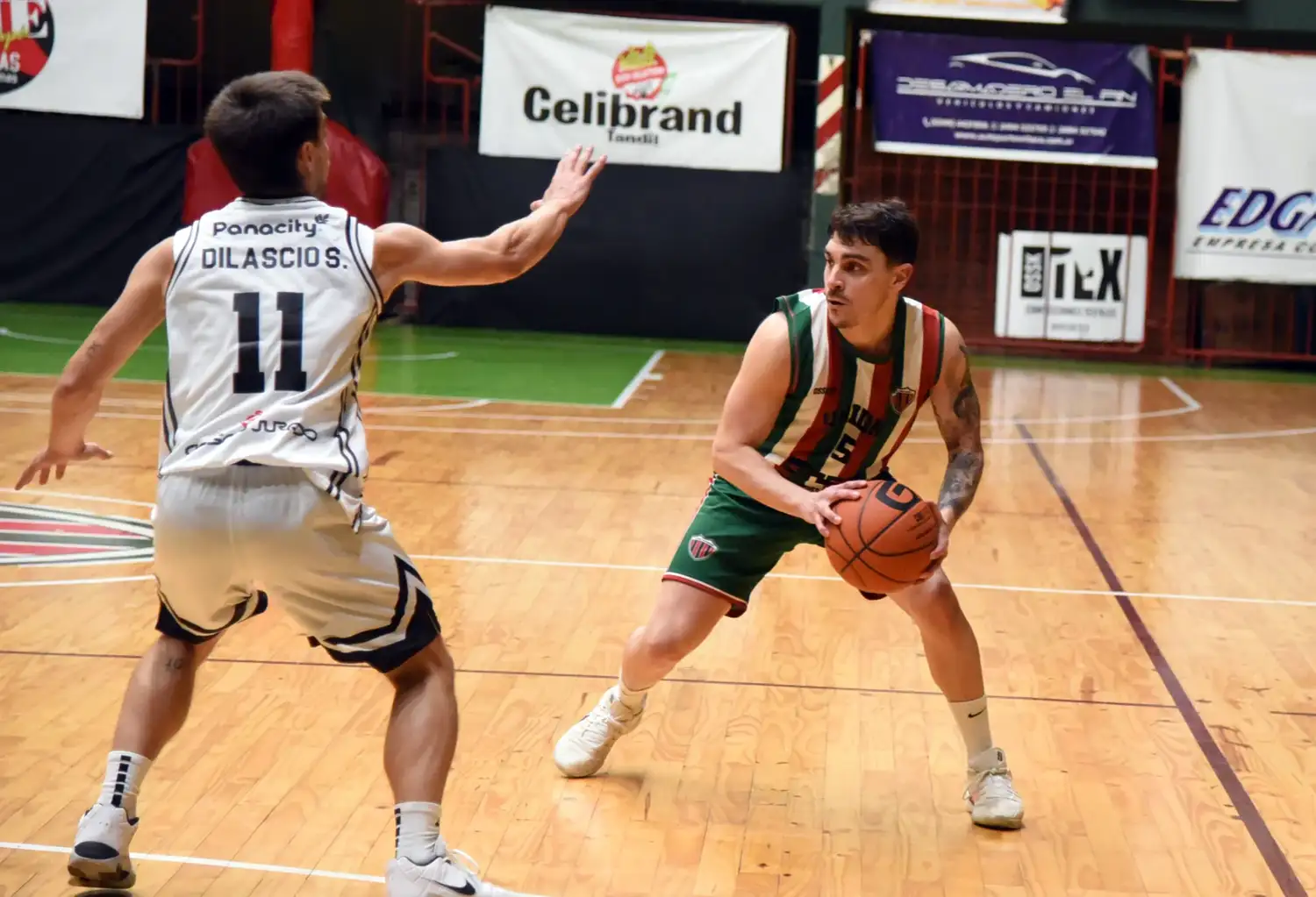 Ezequiel Barroso y Santiago Dilascio, en el choque de primera rueda.