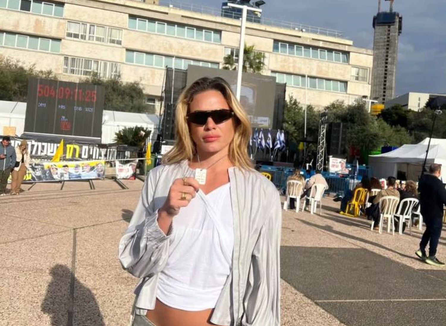 Emilia Attias. Recorriendo diversos puntos de Israel.