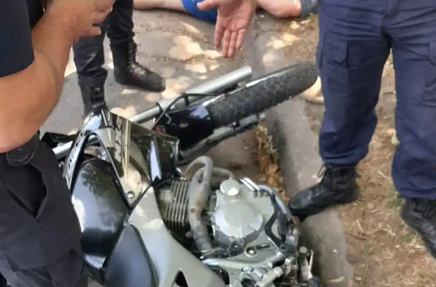 Estaba armado y huyó de la policía hasta que se cayó de la moto