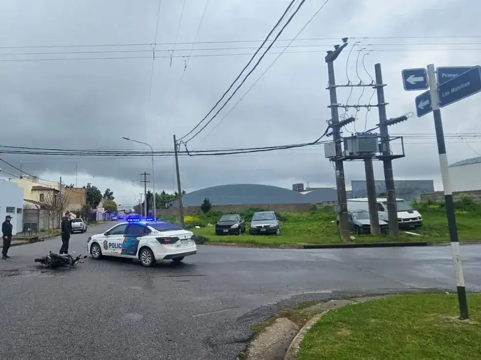 El hecho motivó la intervención de personal policial, que acudió a la mencionada intersección luego de recibir un aviso sobre el accidente.