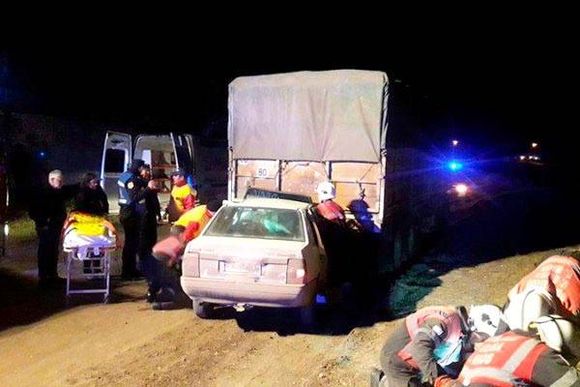 Conductor grave tras chocar contra un acoplado estacionado