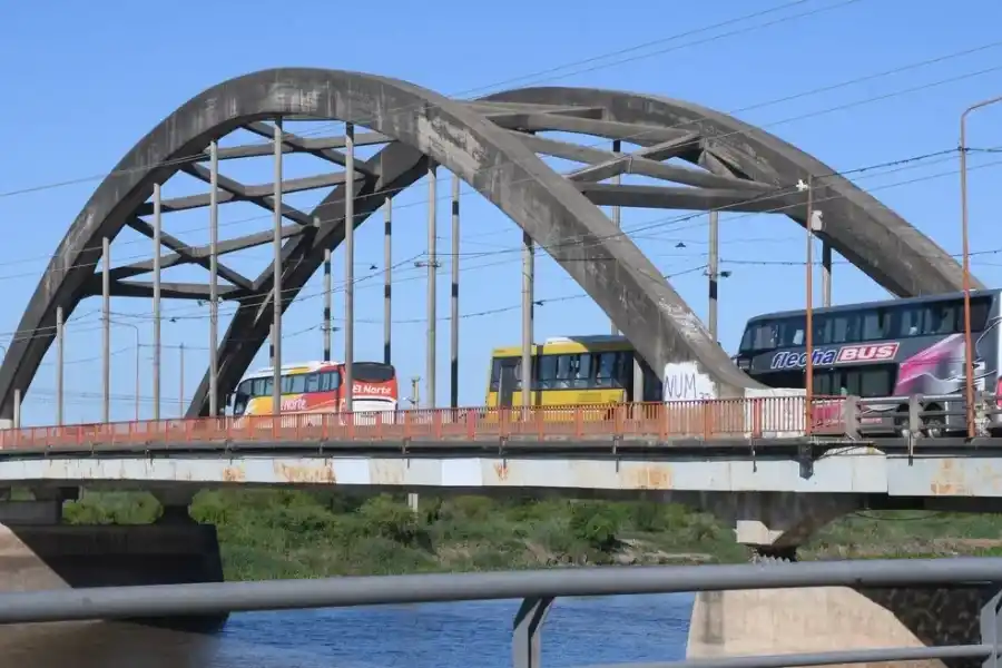 Perdió su empleo, su familia y quedó en la calle; intentó suicidarse en el Puente Carretero