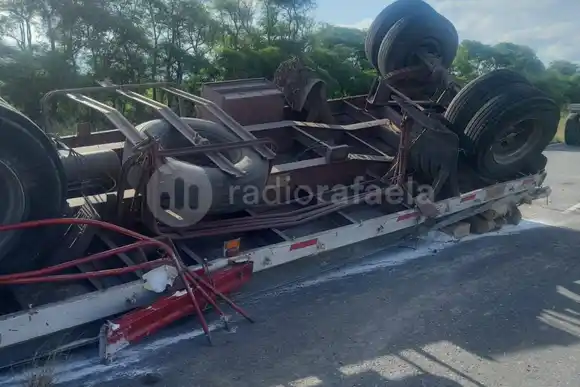 Perdió el control del camión y volcó el acoplado cargado de harina