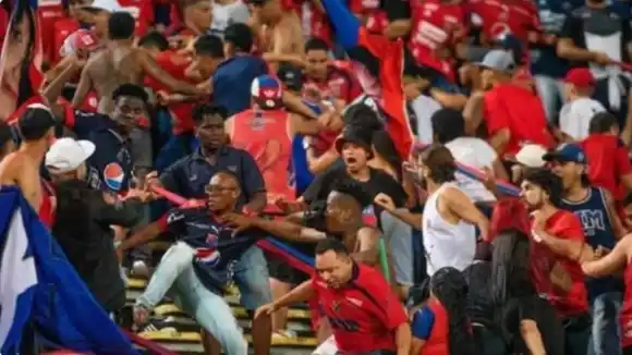 Batalla con armas blancas dejan a más de 20 hinchas heridos en estadio de Medellín