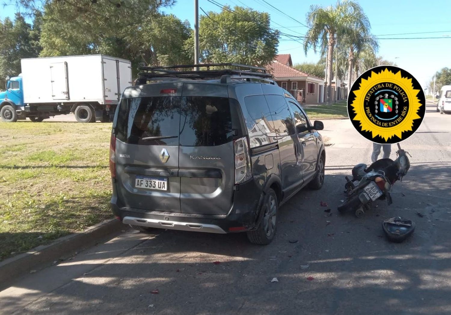 Accidente vial en Crespo: una joven sufrió fractura de fémur tras colisionar con un vehículo estacionado