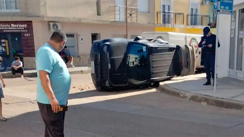 Dos personas quedaron atrapadas tras volcar en su auto