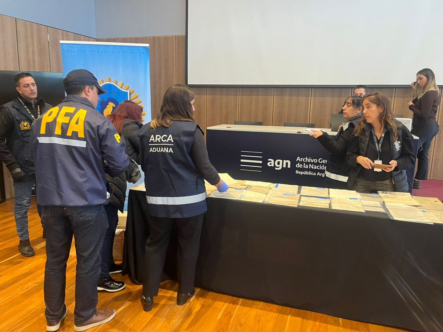 La Policía Federal recuperó más de 200 documentos históricos del país