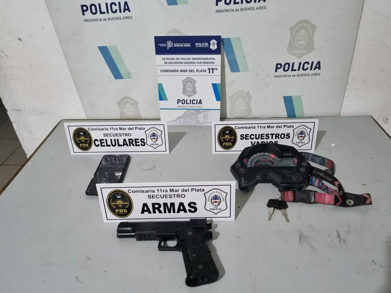 Los efectivos encontraron una pistola de aire comprimido, un teléfono celular, un tablero electrónico de moto, dos llaves de ignición de moto y colgante marca Yamaha.