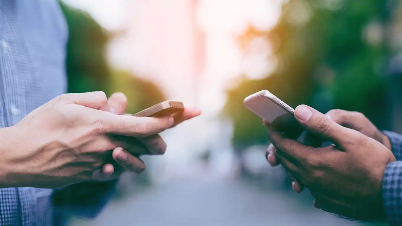 WhatsApp habilitó las reacciones a los mensajes: cómo activarlas