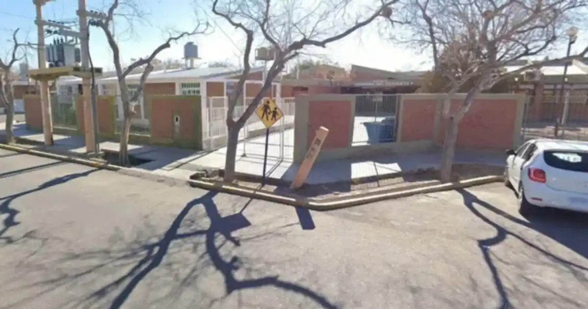 El suceso se registró aproximadamente a las ocho de la mañana, durante el ingreso habitual de los estudiantes al establecimiento ubicado en la intersección de Virgen de Lourdes y Perito Moreno.