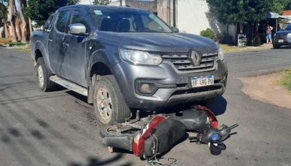 Choque entre una camioneta y una moto: un joven trasladado