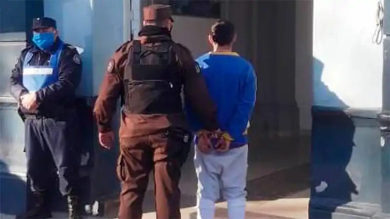 Primero quiso robar un auto y luego golpeó a un sereno para delinquir en una obra