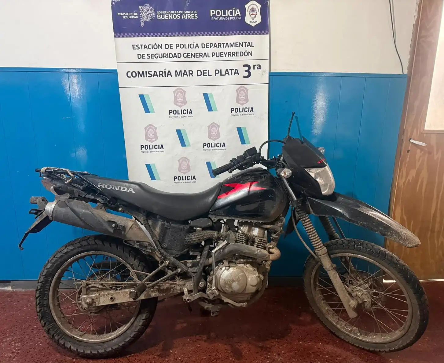 Uno de los sospechosos huyó con la moto.