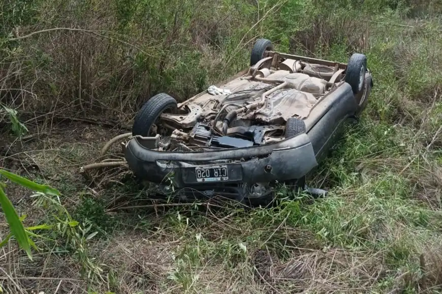 Un hombre no vio la curva, despistó y terminó cayendo desde un puente en la Autovía 14