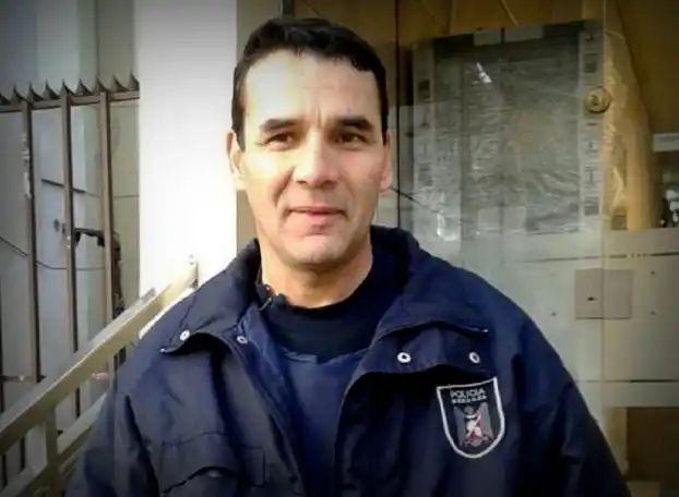 Un policía encontró $10 mil en la calle y los devolvió
