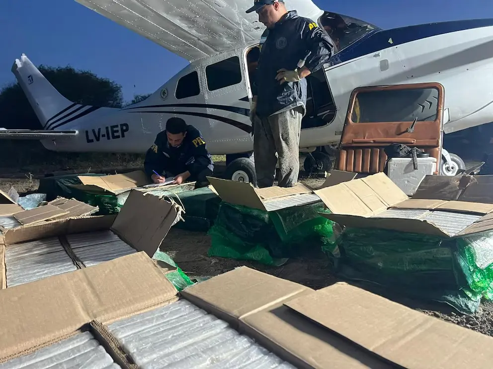 Cayó la avioneta narco de Santa Fe: ocho detenidos y un misterio sobre el dueño de los 442 kilos de cocaína
