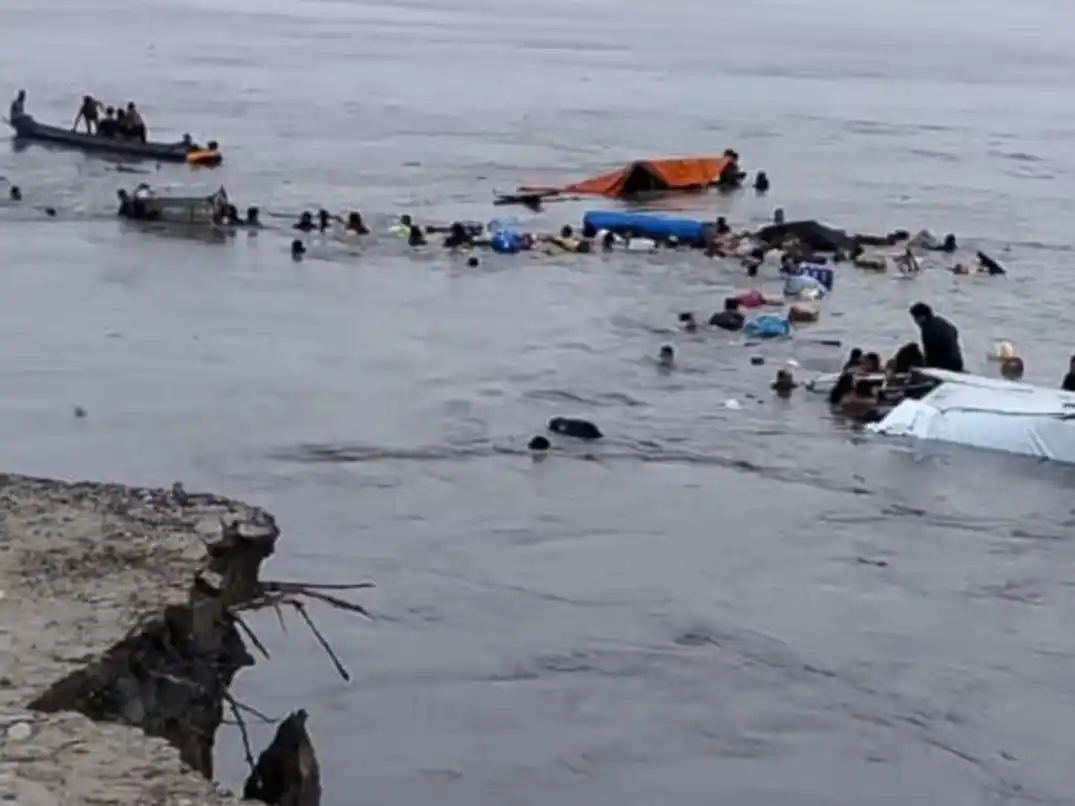 Más de 30 personas continúan desaparecidas mientras la Marina trabaja en un operativo dificultado por la crecida del río y la poca visibilidad.