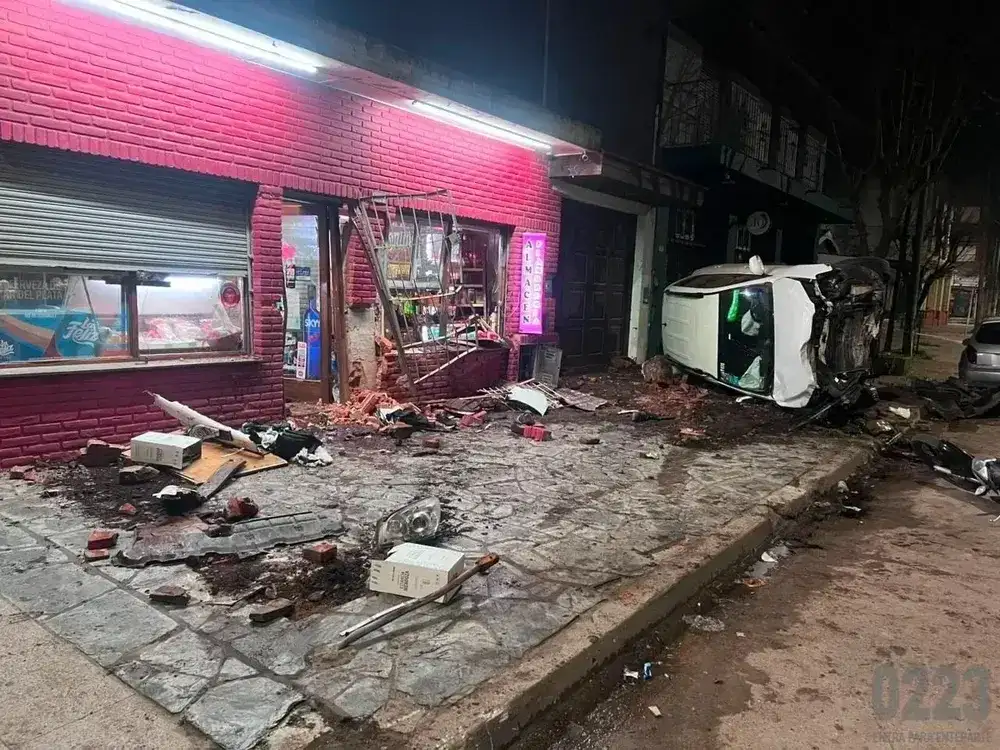 Así quedó el frente donde impactó la camioneta en la madrugada del sábado.