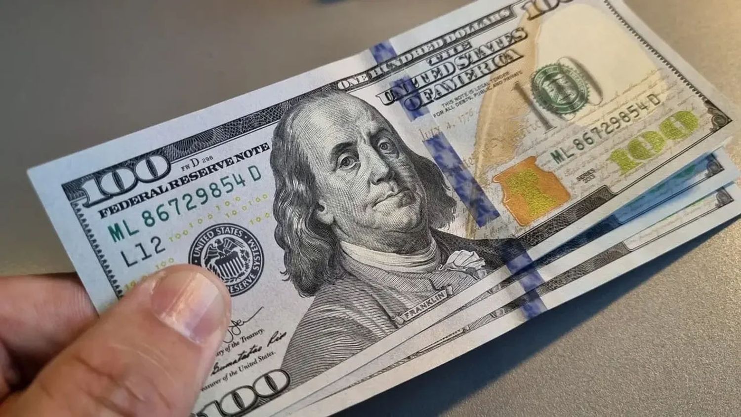 El dólar blue rebota y recorta la caída sobre el final de la semana