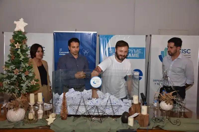 Azcué participó del sorteo de la promoción "Navidad y Reyes"