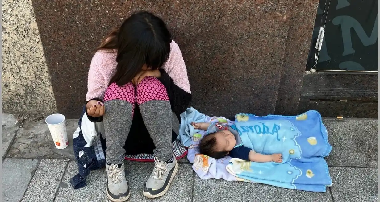 María y Jesús, podrían ser, en calle Tucumán entre San Martín y San Jerónimo, vereda norte, el miércoles 4 de diciembre a las doce del mediodía. Foto con permiso. Gentileza