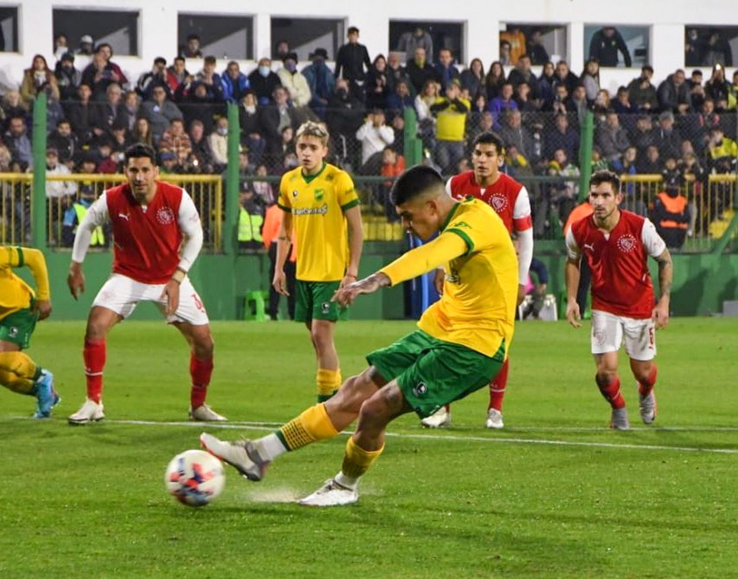 Frías no perdona desde el punto del penal.