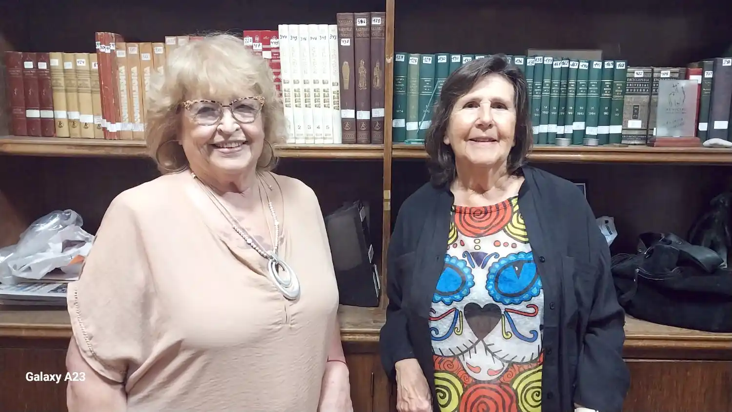 Pilar Vitale junto a la artista Edtih Lacoste