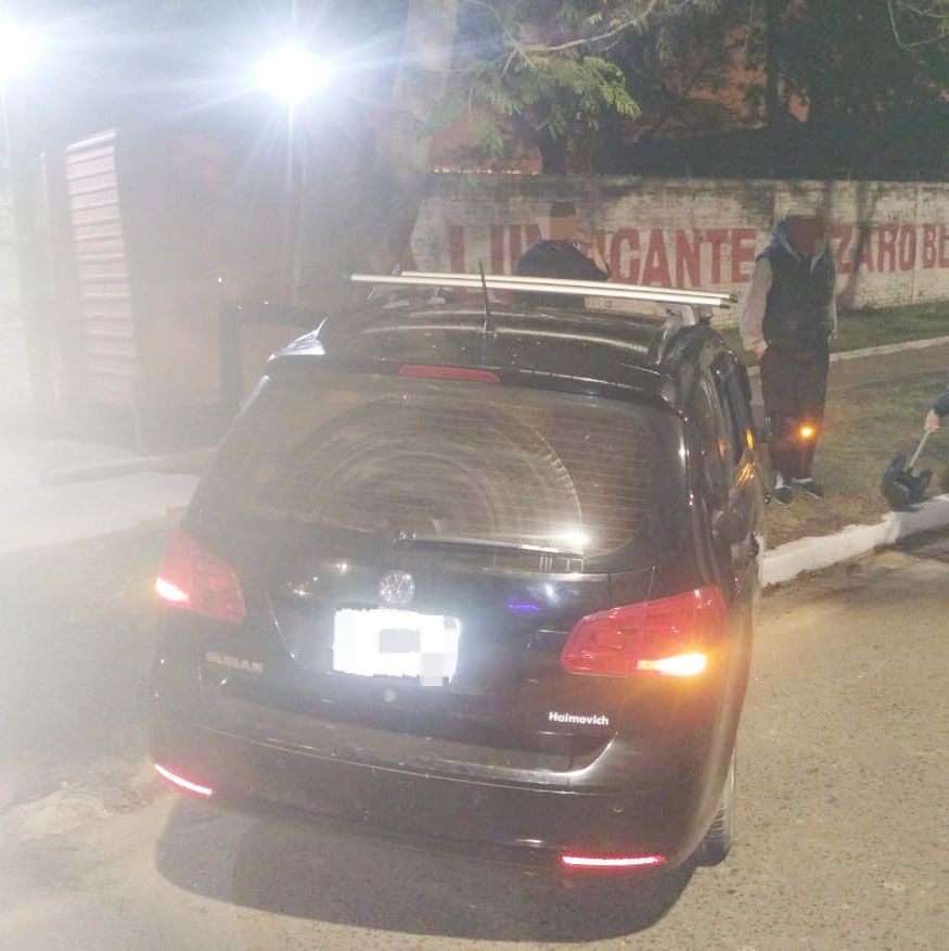 Un automóvil chocó contra un árbol en avenida Presidente Illia