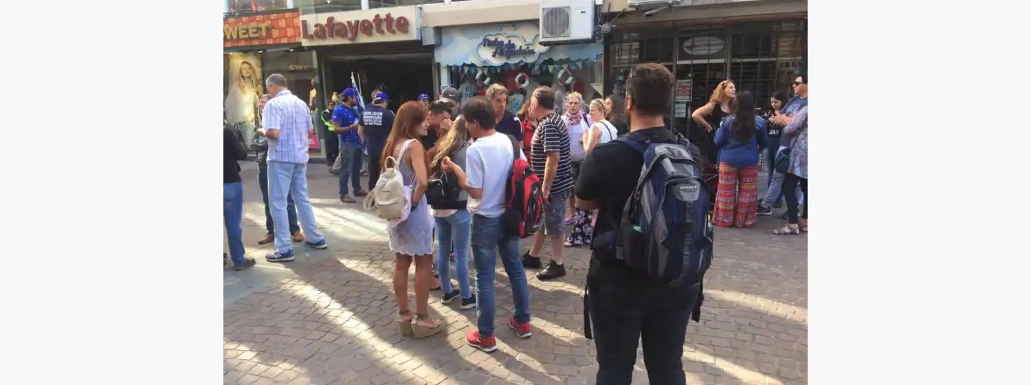 Exigen la reincorporación de dos empleados de un natatorio céntrico