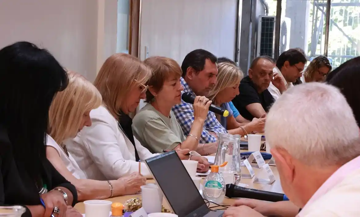 La Provincia recibe a docentes, estatales y judiciales para discutir salarios