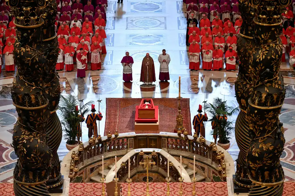 El Papa Francisco es despedido en la basílica de San Pedro.