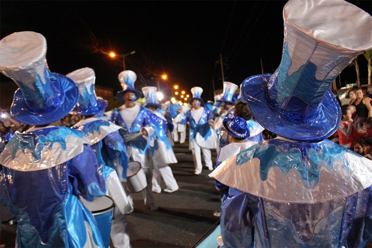 En el Corso Popular Matecito participan murgas y conjuntos carnavalescos organizado desde los barrios.