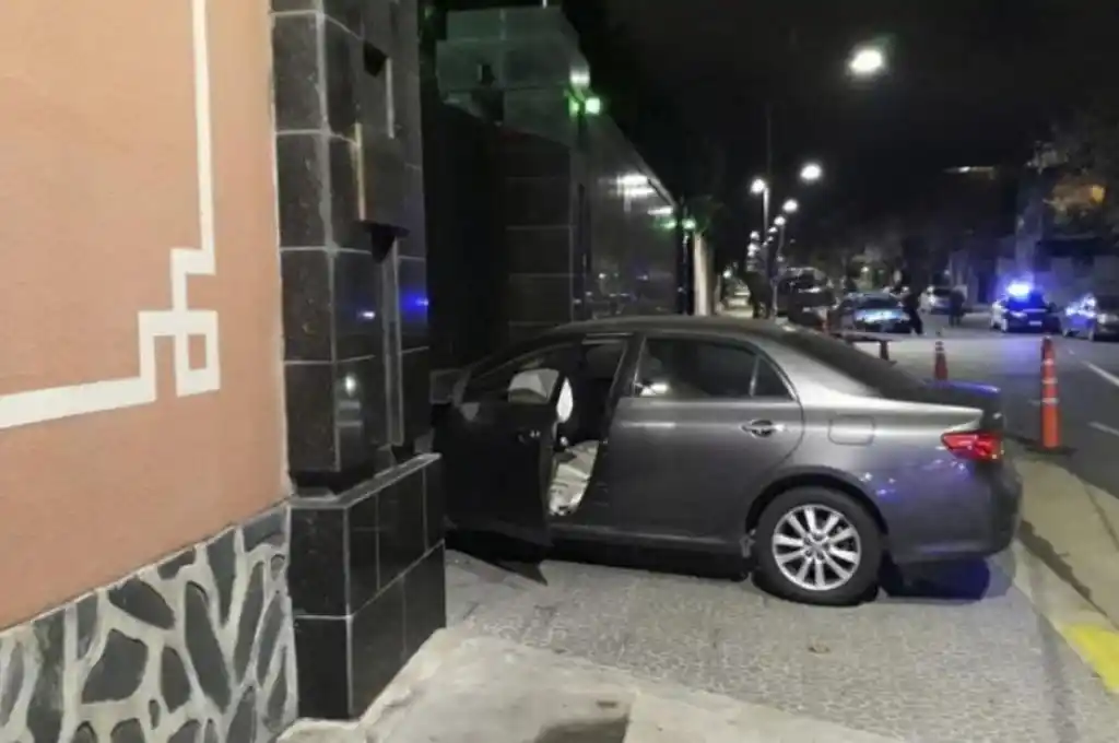 Detienen a un joven que chocó un auto contra el portón de la Embajada de China