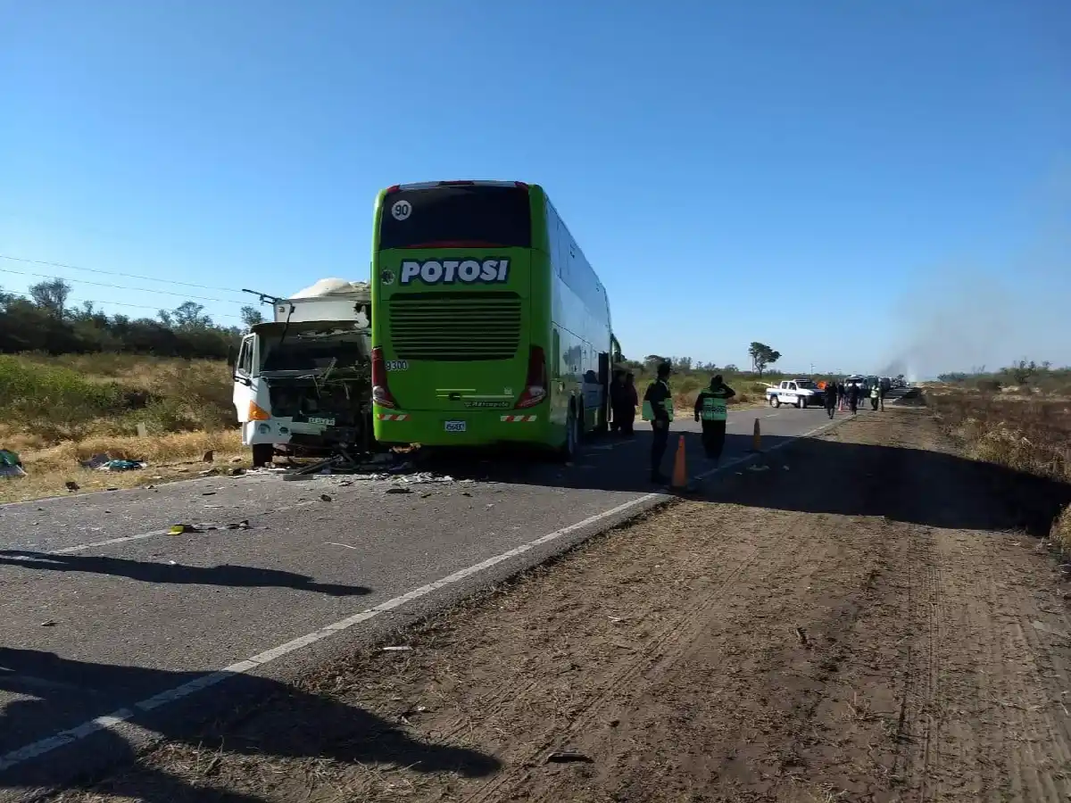 Violento choque entre colectivo y camión deja 13 heridos