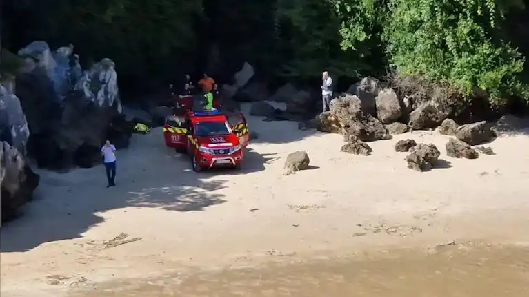 El hombre de 43 años apareció flotando en el agua junto a su suegro, a quién lograron reanimar.